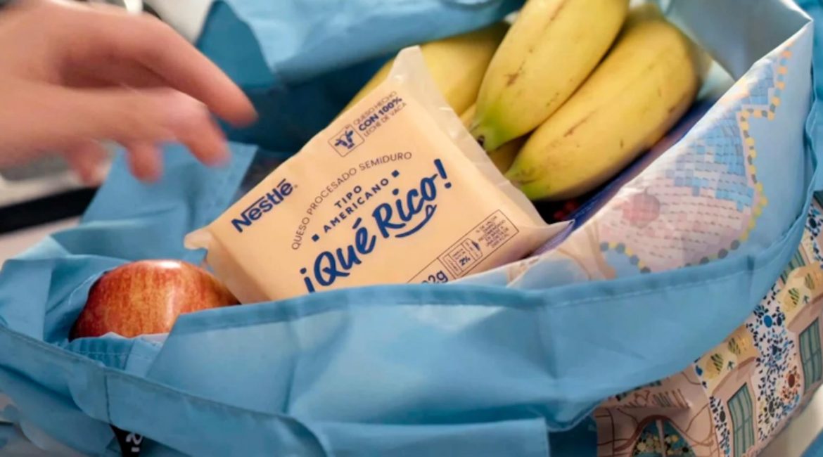 Producción de queso ‘¡Qué Rico!’ con su envoltorio biodegradable derivado de suero lácteo.